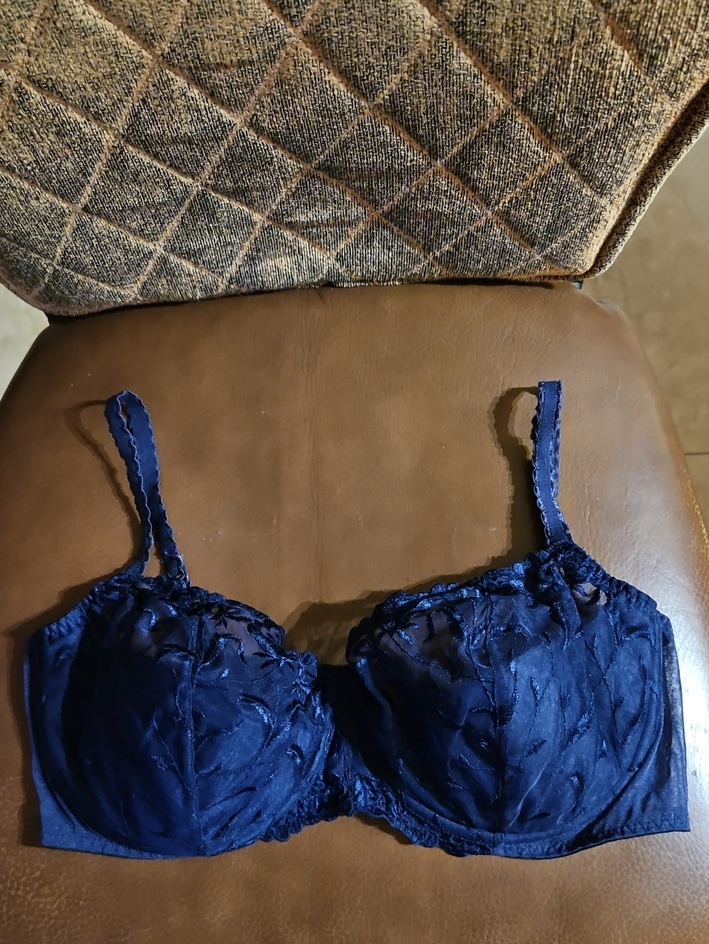 Vintage 90s Victoria's Secret T-Shirt Unlined Underwire Floral Embroidery Bra
